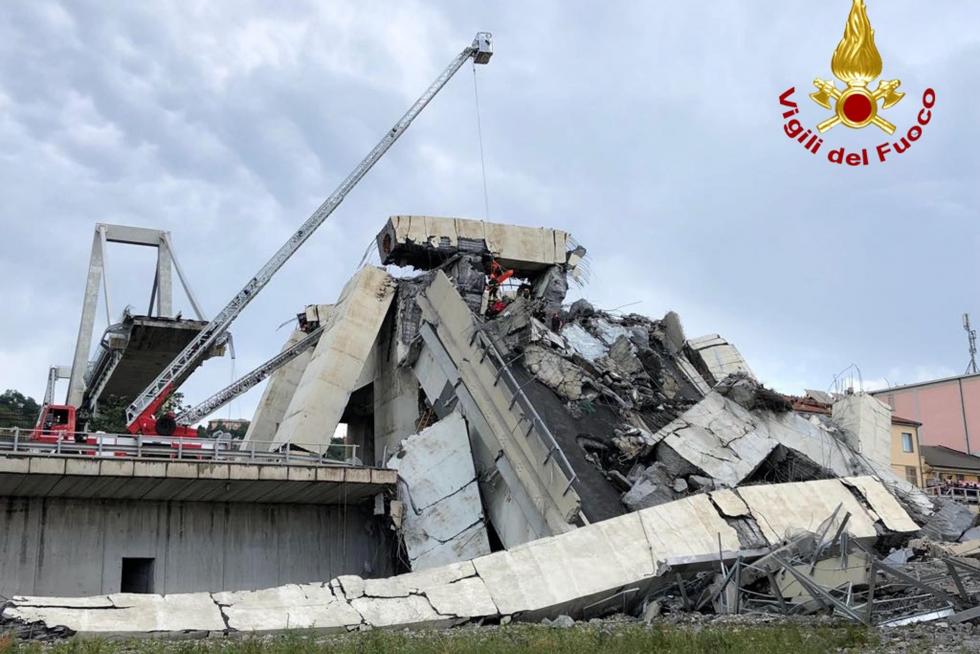 Decenas de muertos al desplomarse un viaducto en Génova