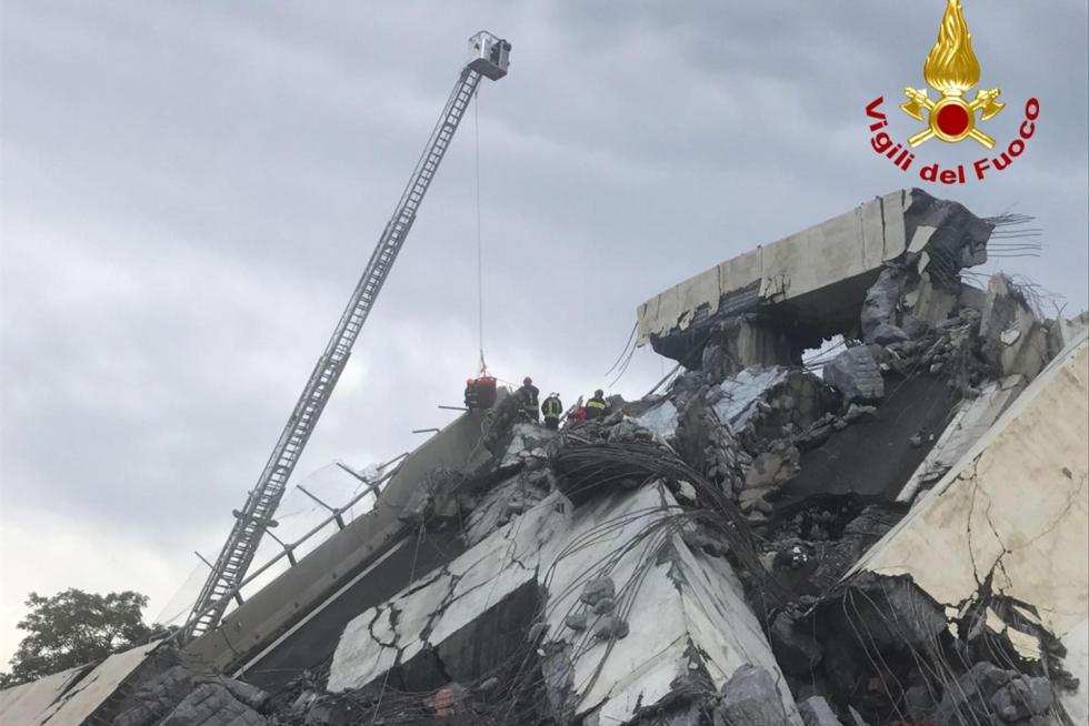 Decenas de muertos al desplomarse un viaducto en Génova
