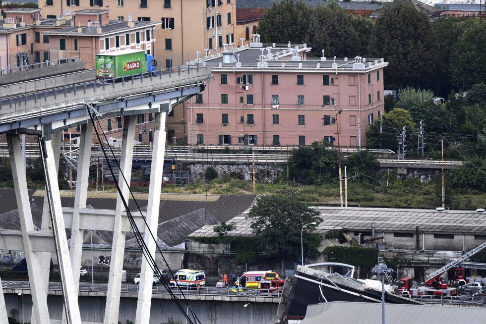 Decenas de muertos al desplomarse un viaducto en Génova