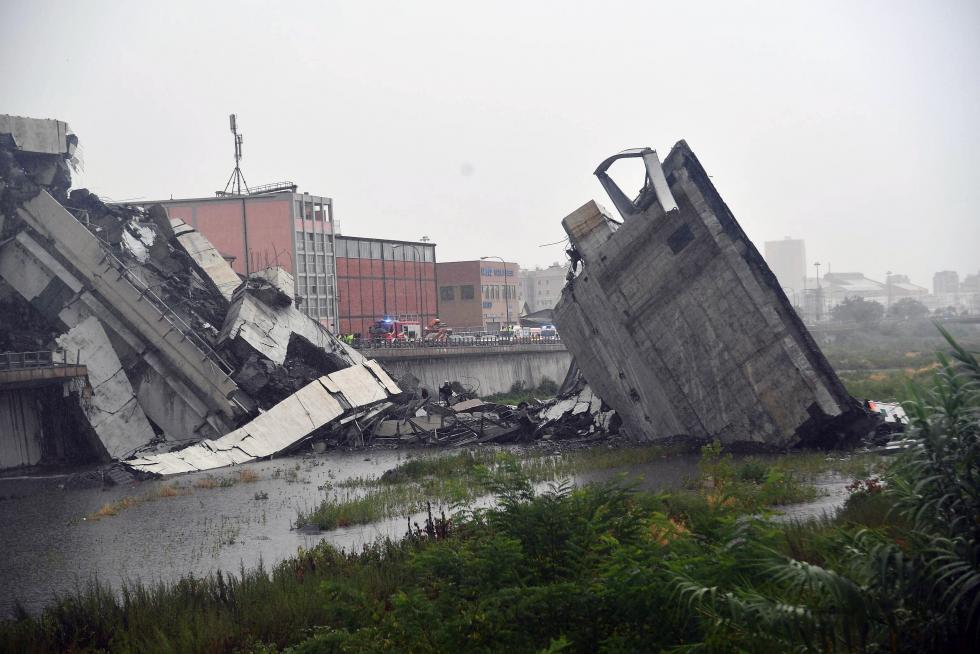 Decenas de muertos al desplomarse un viaducto en Génova
