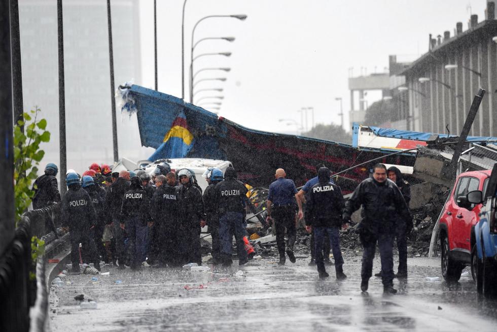 Decenas de muertos al desplomarse un viaducto en Génova