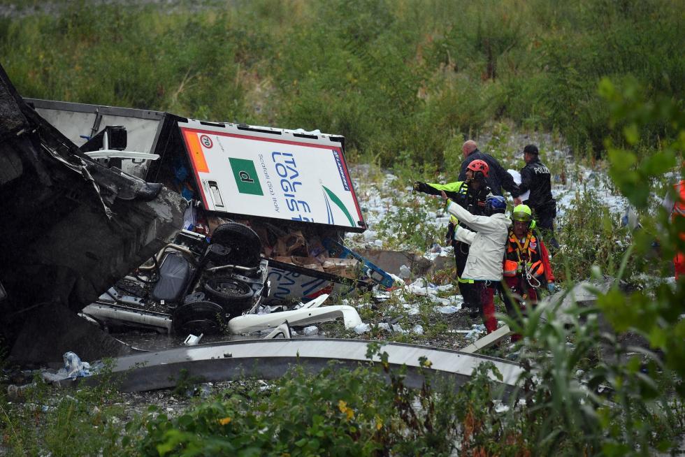 Decenas de muertos al desplomarse un viaducto en Génova