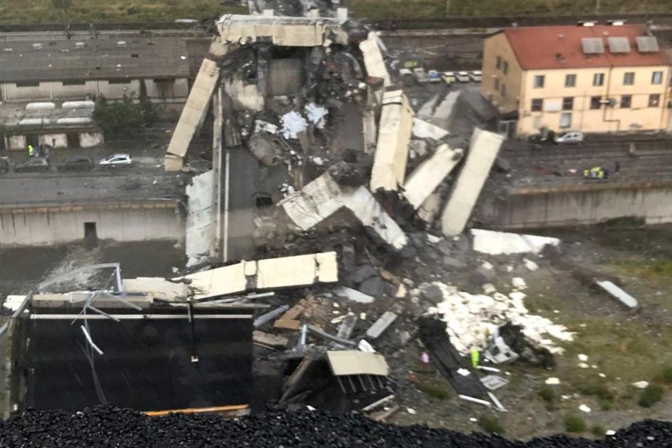 Decenas de muertos al desplomarse un viaducto en Génova