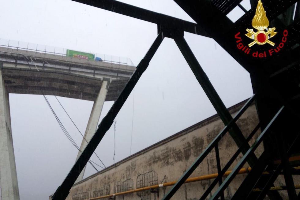 Decenas de muertos al desplomarse un viaducto en Génova