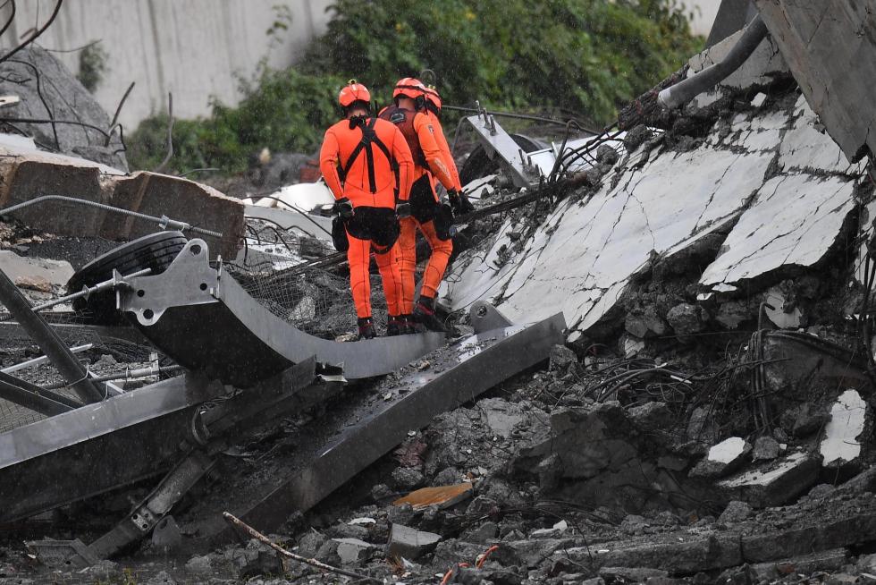 Decenas de muertos al desplomarse un viaducto en Génova