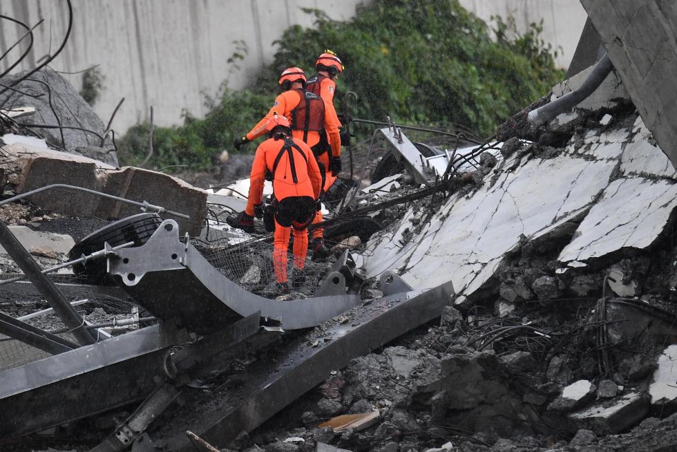 Decenas de muertos al desplomarse un viaducto en Génova
