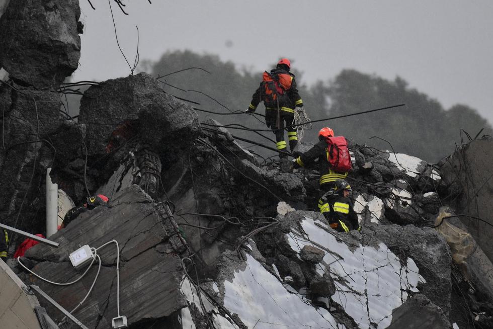 Decenas de muertos al desplomarse un viaducto en Génova