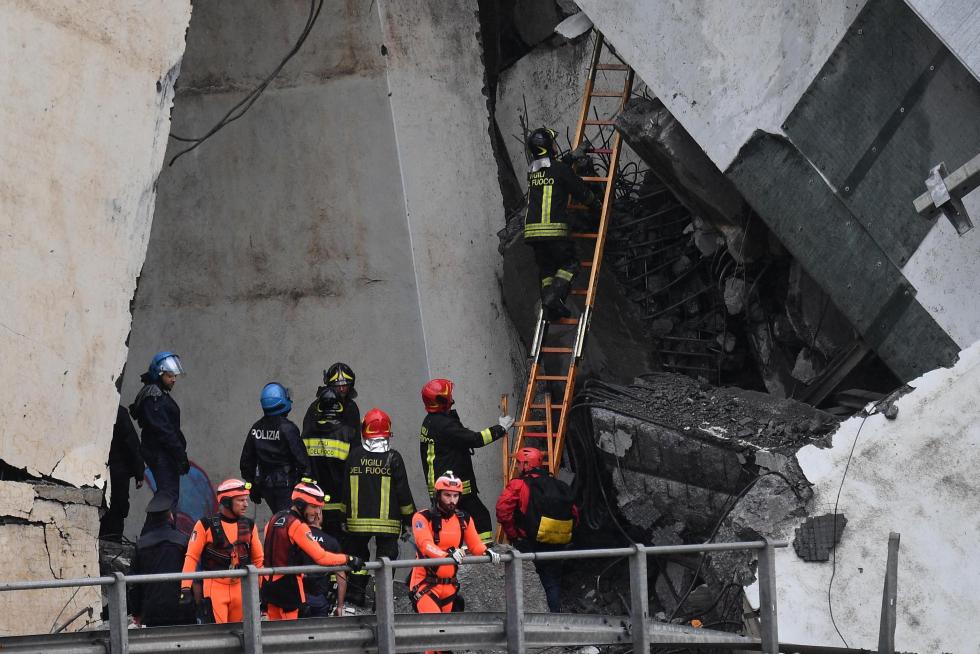 Decenas de muertos al desplomarse un viaducto en Génova
