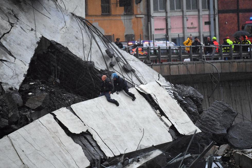 Decenas de muertos al desplomarse un viaducto en Génova