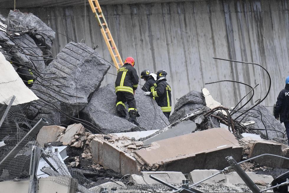 Decenas de muertos al desplomarse un viaducto en Génova
