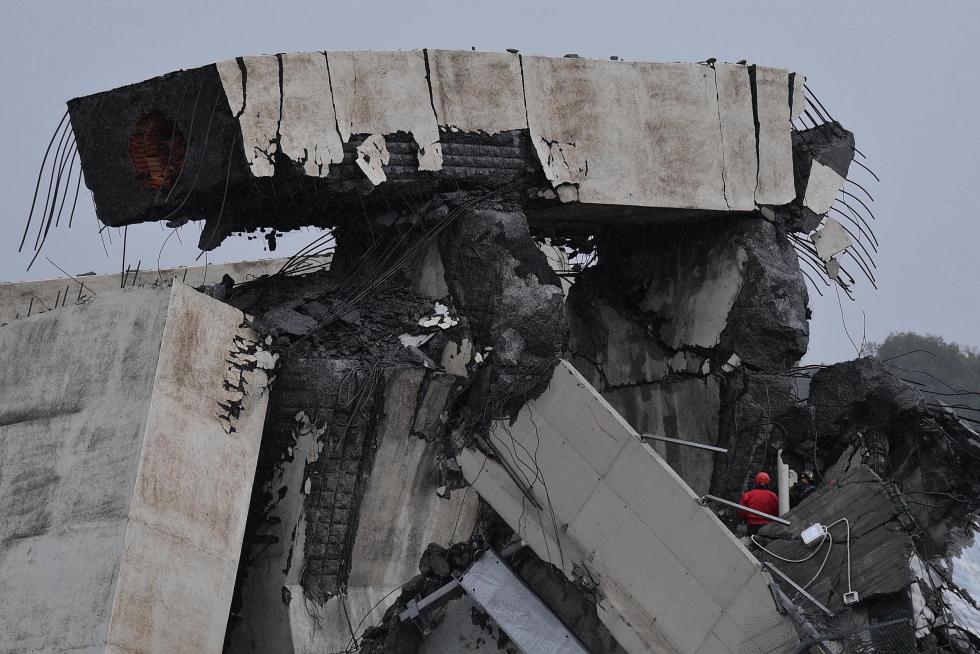 Decenas de muertos al desplomarse un viaducto en Génova