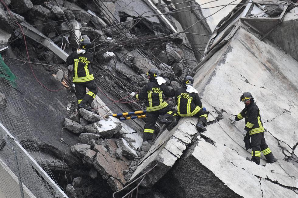 Decenas de muertos al desplomarse un viaducto en Génova