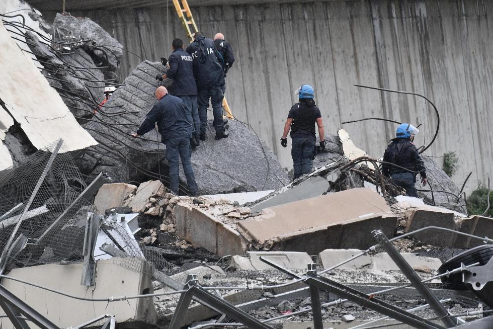 Decenas de muertos al desplomarse un viaducto en Génova