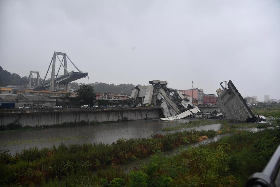 Decenas de muertos al desplomarse un viaducto en Génova