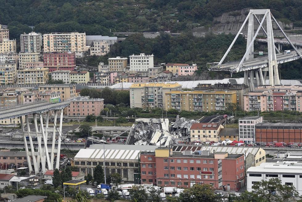 Decenas de muertos al desplomarse un viaducto en Génova