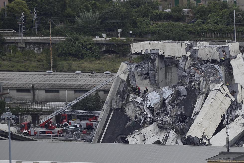 Decenas de muertos al desplomarse un viaducto en Génova