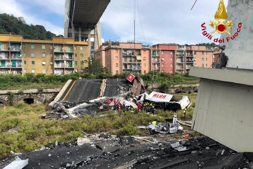Decenas de muertos al desplomarse un viaducto en Génova