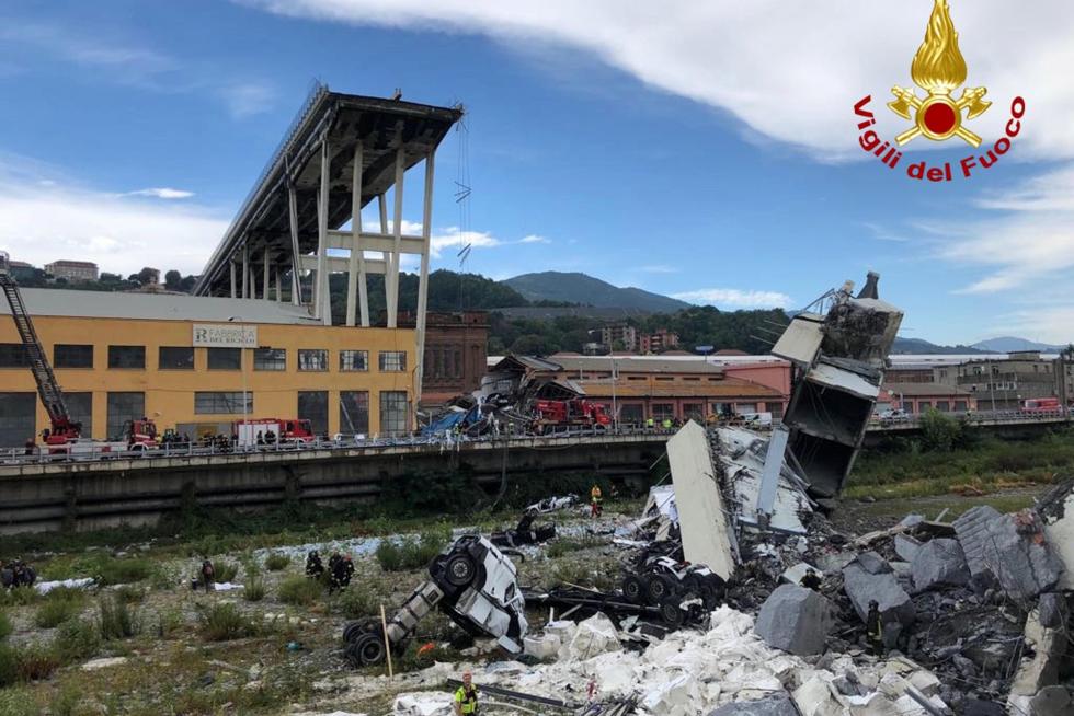 Decenas de muertos al desplomarse un viaducto en Génova