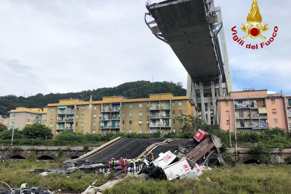 Decenas de muertos al desplomarse un viaducto en Génova