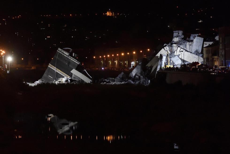 Decenas de muertos al desplomarse un viaducto en Génova