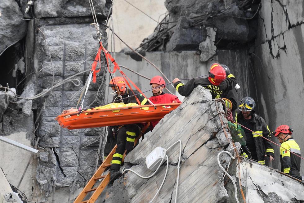 Decenas de muertos al desplomarse un viaducto en Génova