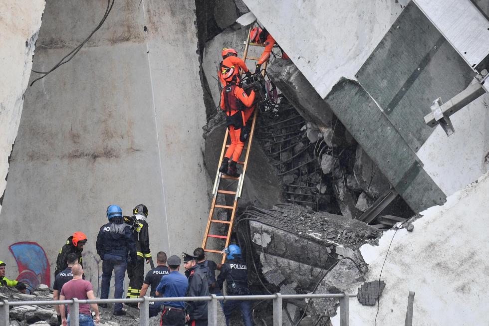 Decenas de muertos al desplomarse un viaducto en Génova