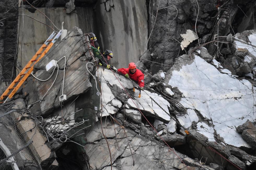 Decenas de muertos al desplomarse un viaducto en Génova