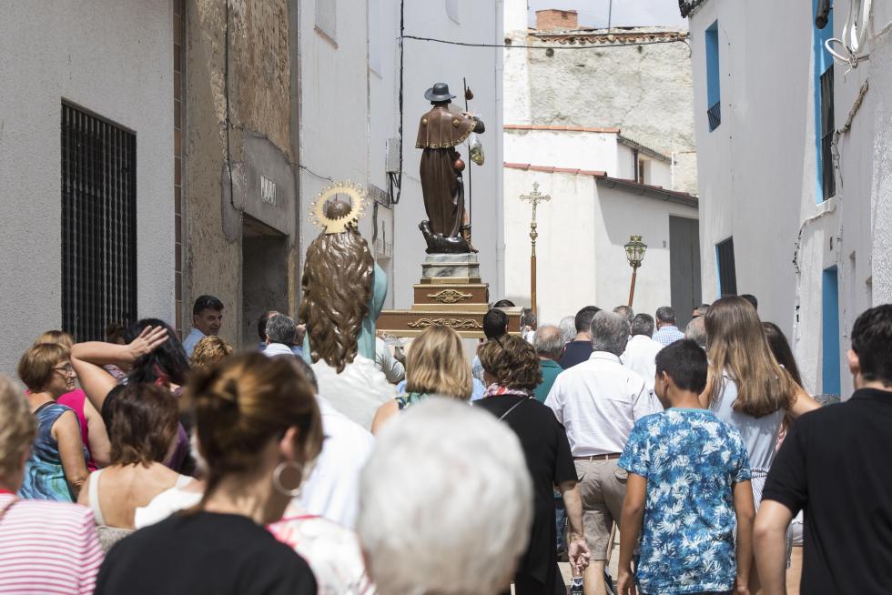 Procesión de San Roque y La Virgen, con el reparto del pan bendito
