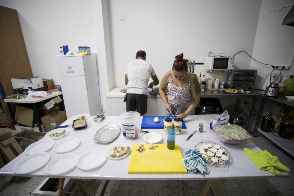 Conchita, Yolanda y Roberto, de la comisión de fiestas, preparando comida