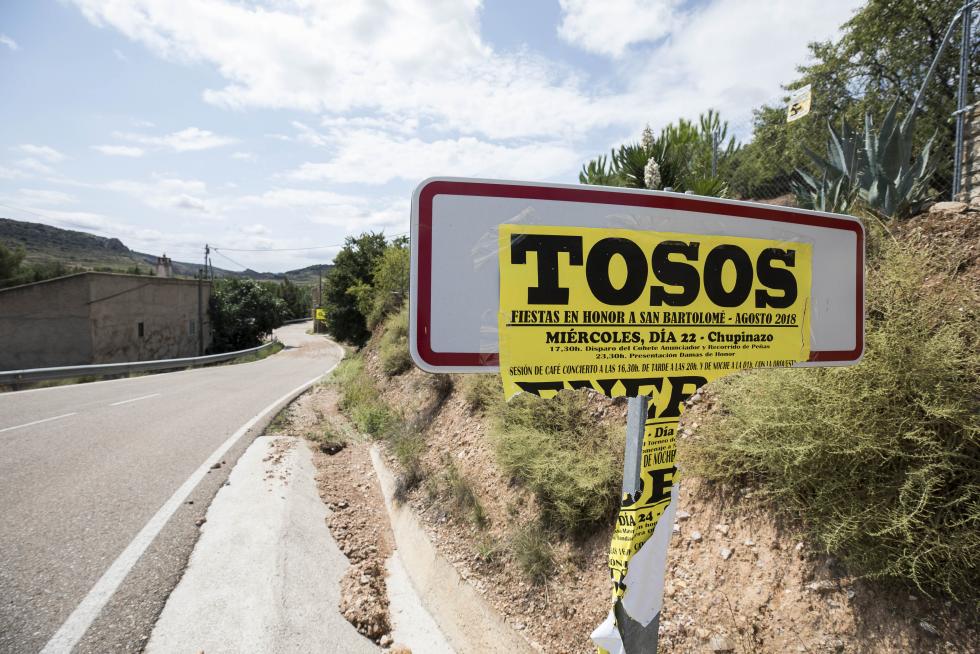 Cartel de entrada a Tosos