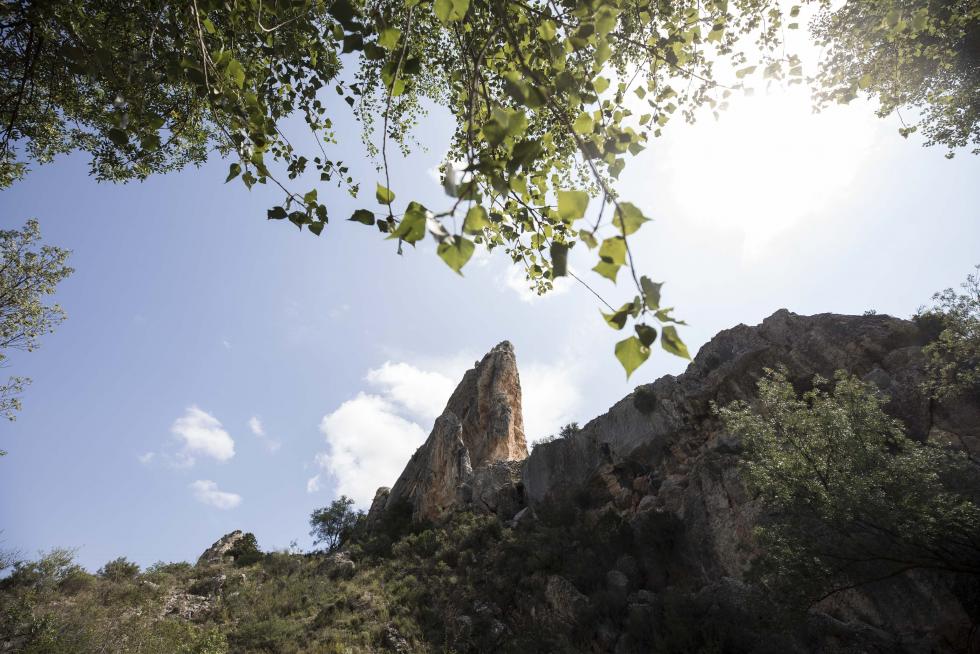 Peña Tajada, la carretera pasa por abajo