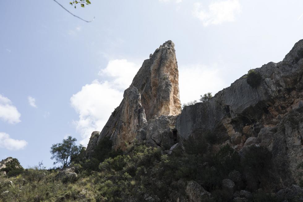 Peña Tajada, la carretera pasa por abajo