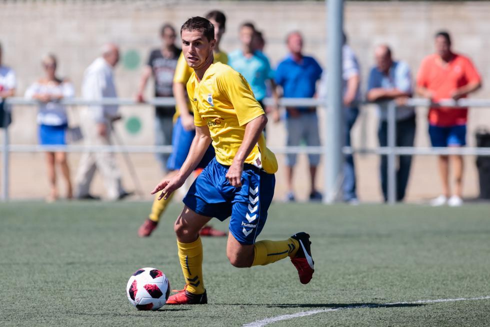 Un jugador del Robres avanza con el balón en un partido ante el San Juan.