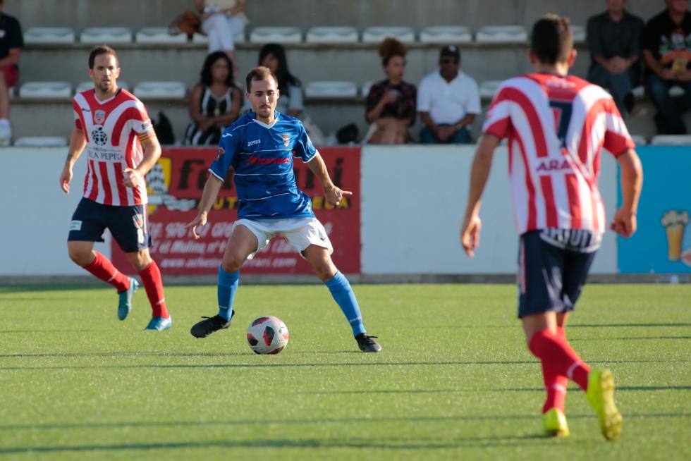 Un jugador del Utebo ejecuta un pase durante el encuentro ante el Monzón.