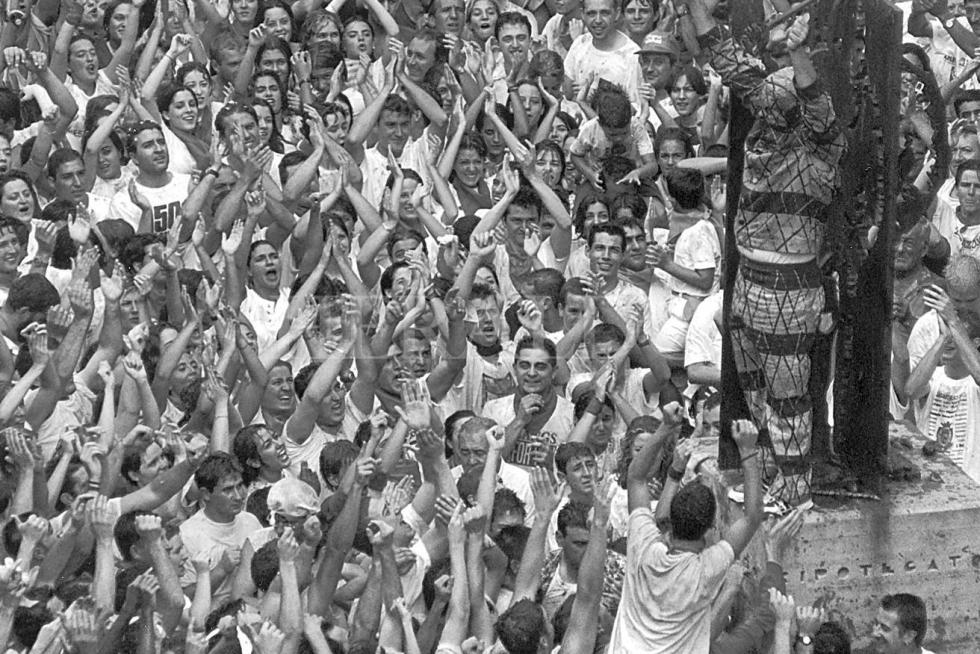 La multitud aplaude al Cipotegato el 28 de agosto de 1998 en Tarazona