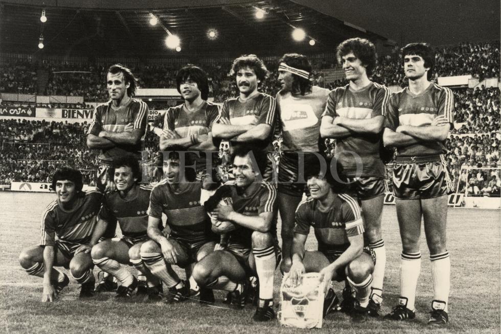 El Real Zaragoza ganó un amistoso el 3 de septiembre de 1981 en La Romareda al Boca Juniors por 2-0. En la imagen, el once inicial del Boca Juniors con Maradona (abajo, primero por la derecha).