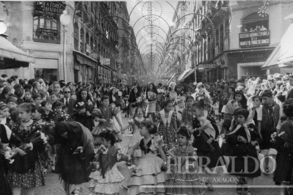 Ofrenda a la Virgen del Pilar en Zaragoza en 1958. La primera ofrenda de Flores de la historia.