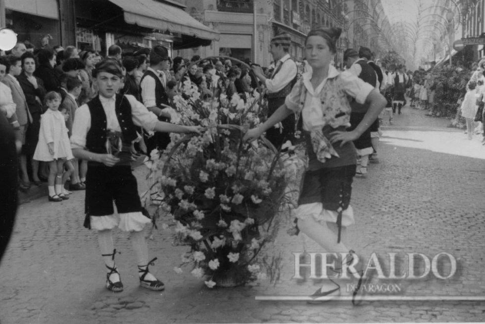Ofrenda a la Virgen del Pilar en Zaragoza en 1958. La primera ofrenda de Flores de la historia.