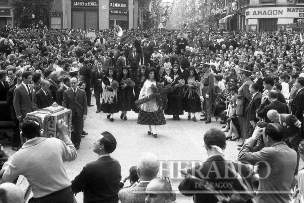 Ofrenda a la Virgen del Pilar en Zaragoza en 1970