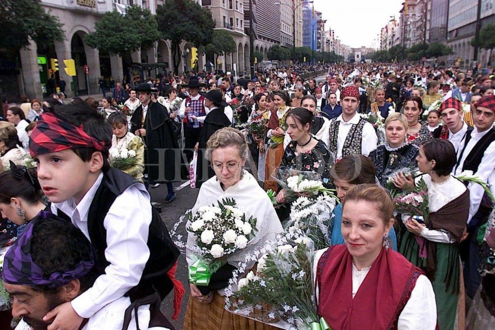 Ofrenda a la Virgen del Pilar en el año 2000