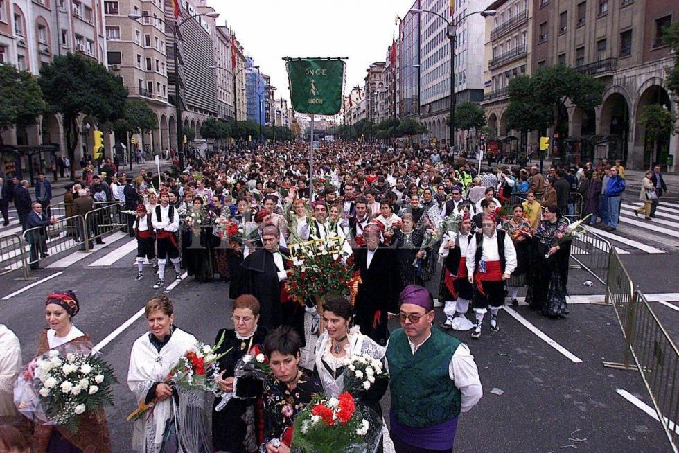 Ofrenda a la Virgen del Pilar en el año 2000