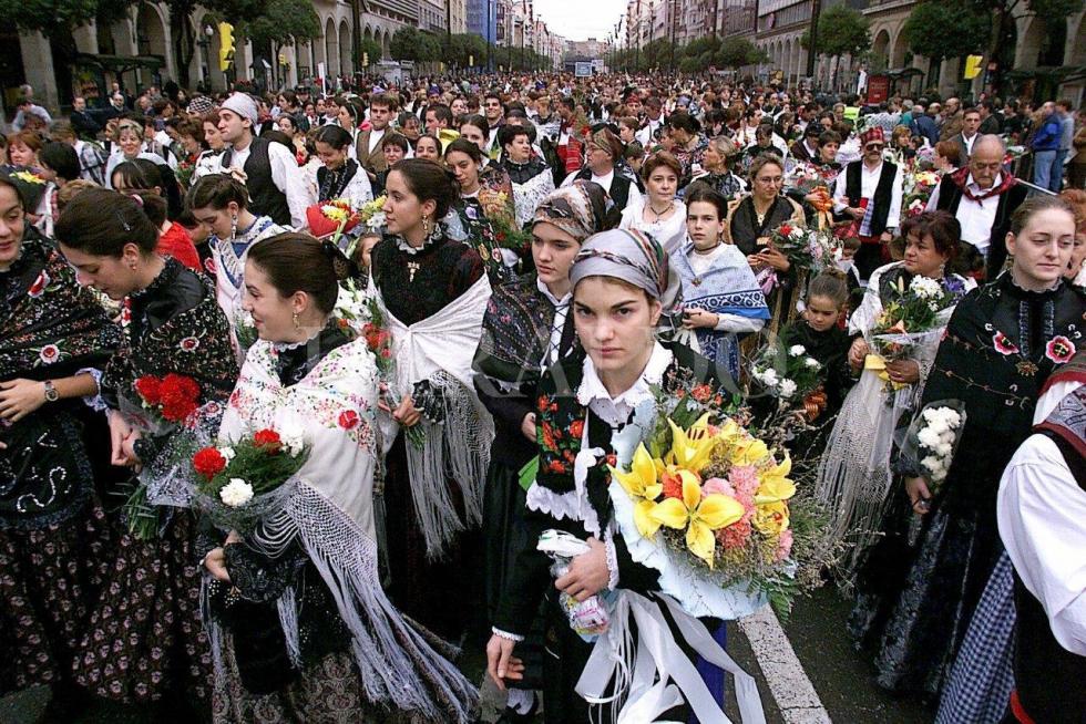 Ofrenda a la Virgen del Pilar en el año 2000