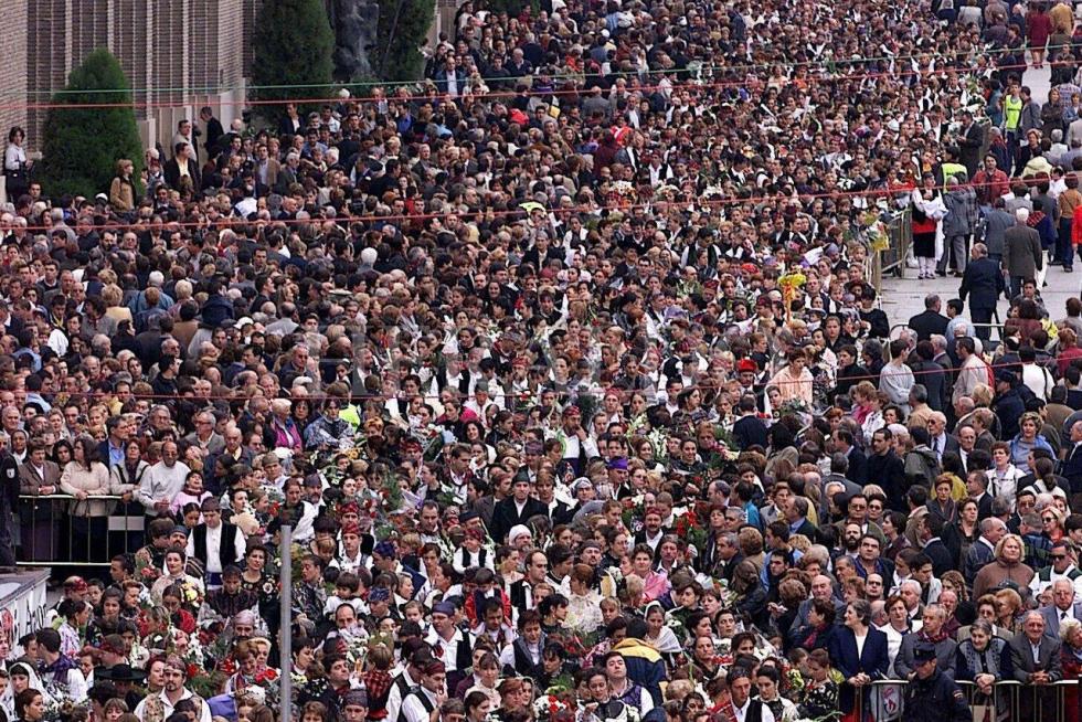 Ofrenda a la Virgen del Pilar en el año 2000