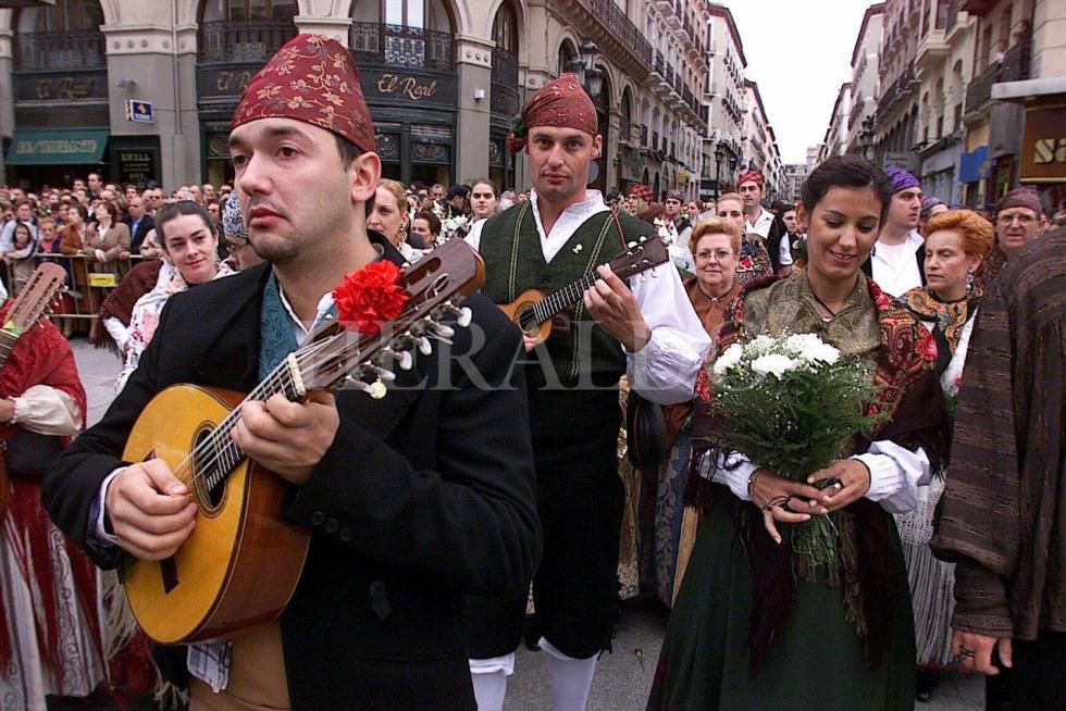 Ofrenda a la Virgen del Pilar en el año 2000