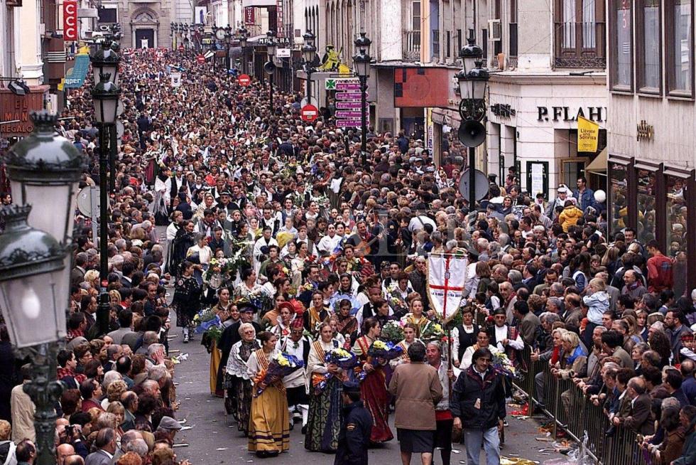 Ofrenda a la Virgen del Pilar en el año 2000