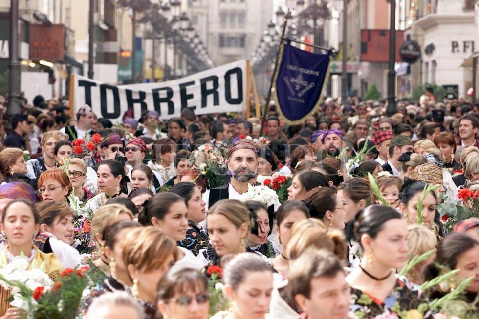 Ofrenda a la Virgen del Pilar en 2001