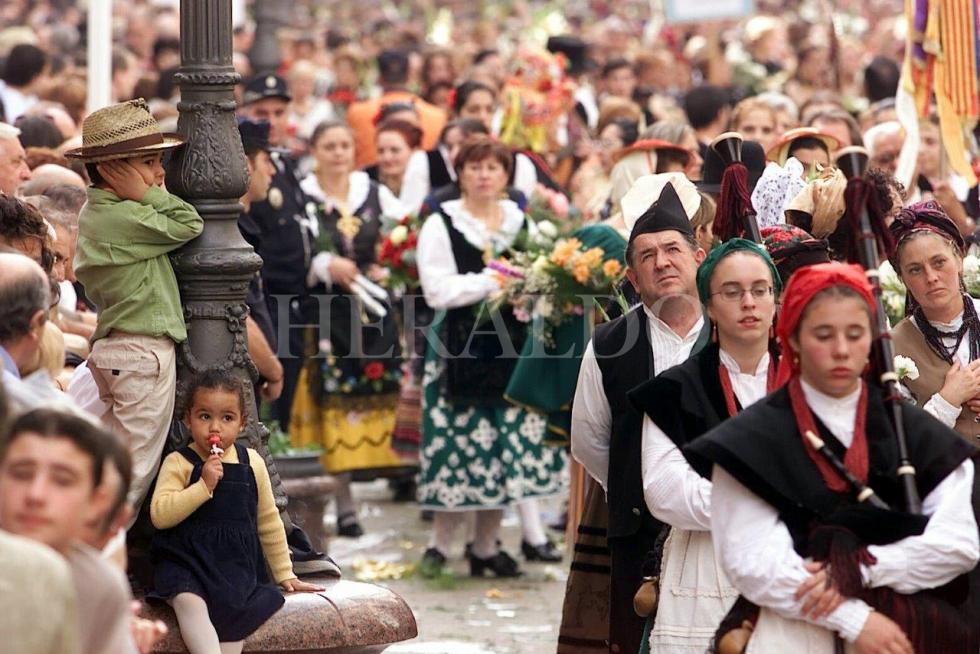 Ofrenda a la Virgen del Pilar en 2001