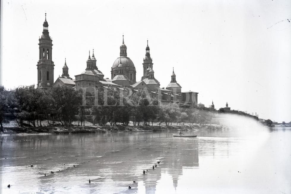 Vista de la Basílica del Pilar con solo dos torres en los años 20