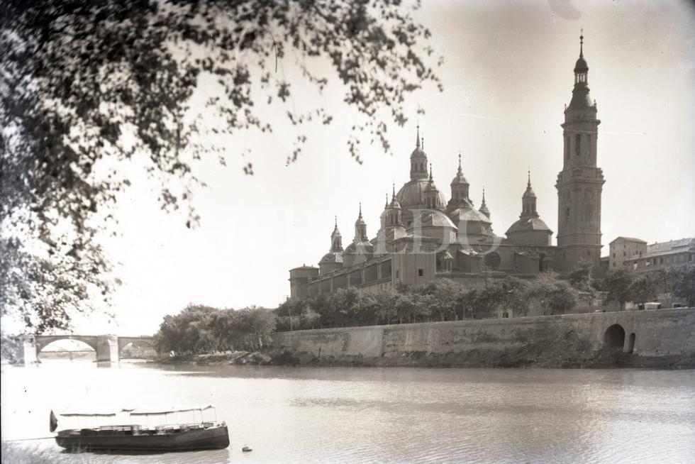 Vista de la Basílica del Pilar con solo dos torres en los años 20