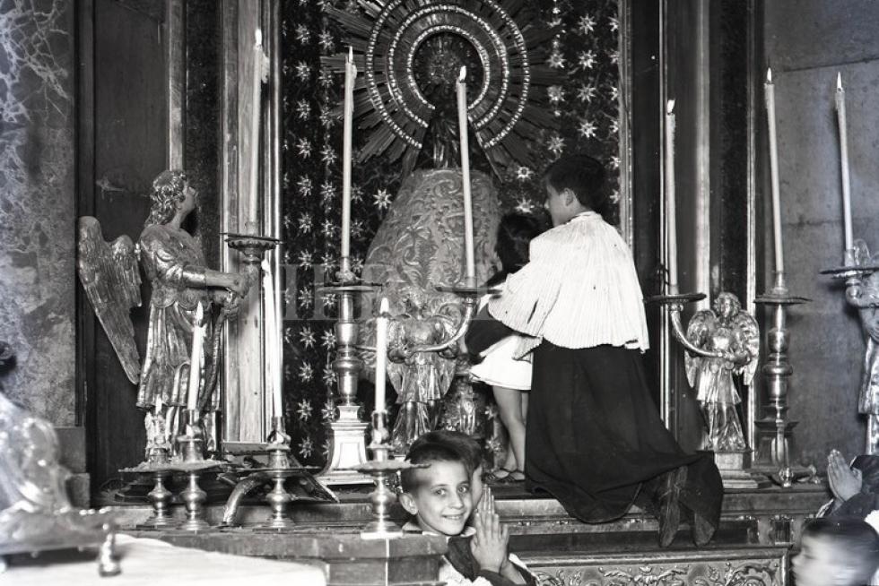 Un monaguillo ante la Virgen del Pilar